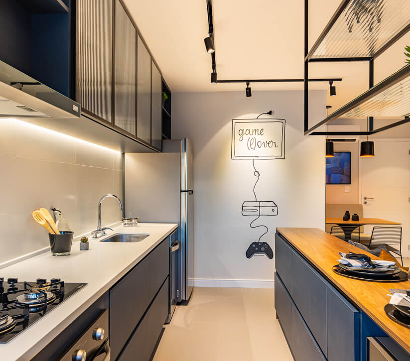 Cozinha planejada com armários azuis por fotógrafo de imóveis Campinas