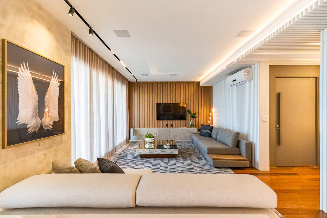 Sala ampla om sofás e quadro decorativo feita por fotógrafo de arquitetura